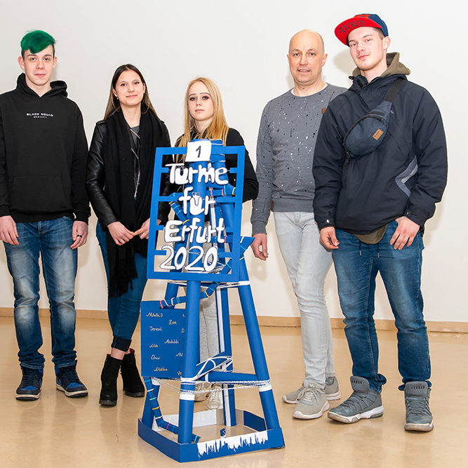Das Siegerteam der Walter-Gropius-Schule Erfurt mit Model und ihrem Lehrer Herrn Thöring
