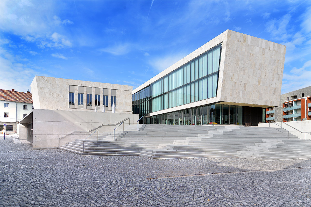 Fassade der Kulturbibliothek Nordhausen mit Tiefgarage