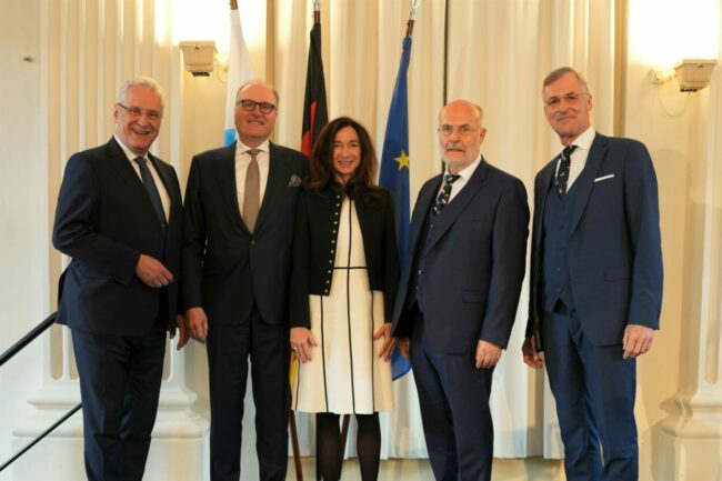 Foto (v. l.): Staatsminister Joachim Herr- mann, Axel Uttenreuther, Christine Draws, Dr. Lothar Wittek, Daniel Just