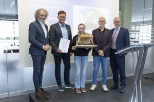 Preisträgerin mit Präsident, Vorstandsmitgliedern, Jury-Vorsitzenden sowie Staatssekretär Dr. Althaus