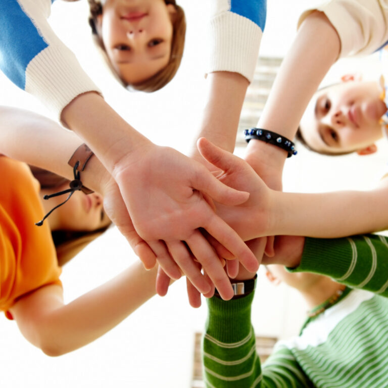 Schüler halten sich die Hände