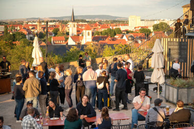 Blick auf die untere Ebene, Personen unterhalten sich im Stehen und im Sitzen