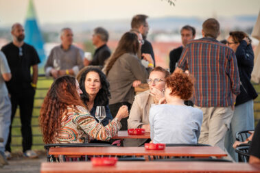 Frauen sitzen am Tisch und unterhalten sich