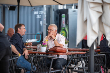 Personen unterhalten sich am Tisch