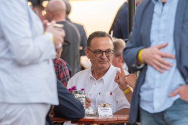 Vizepräsident der IK TH am Tisch