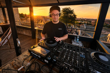 DJ am Mischpult