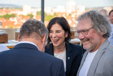 Präsident der IK TH und die Wirtschaftsministerin unterhalten sich mit einem Mann und lachen