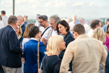 Personen unterhalten sich. Unter anderem der Präsident der IK TH, die Präsidentin der AKT und die Wirtschaftsministerin